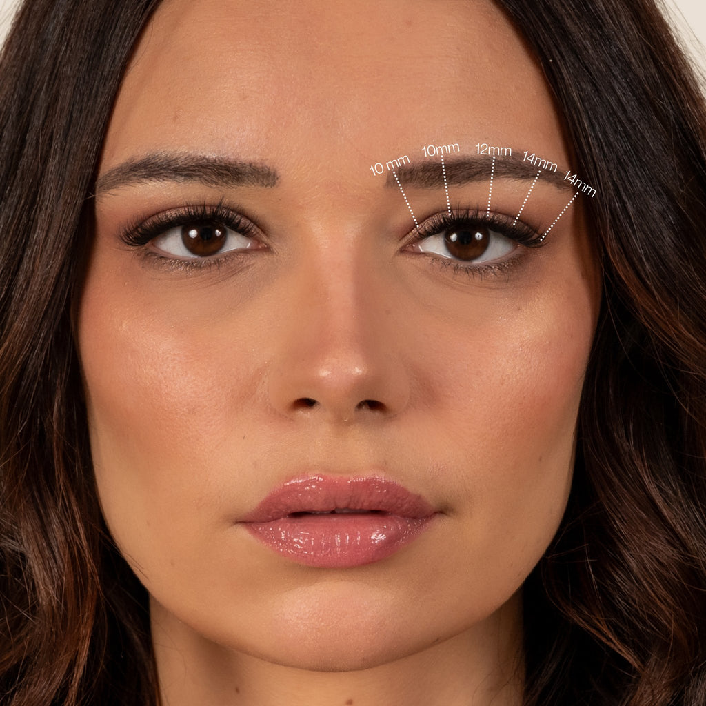 Femme brune de face portant les faux cils précollés AURA, regard naturel et lumineux