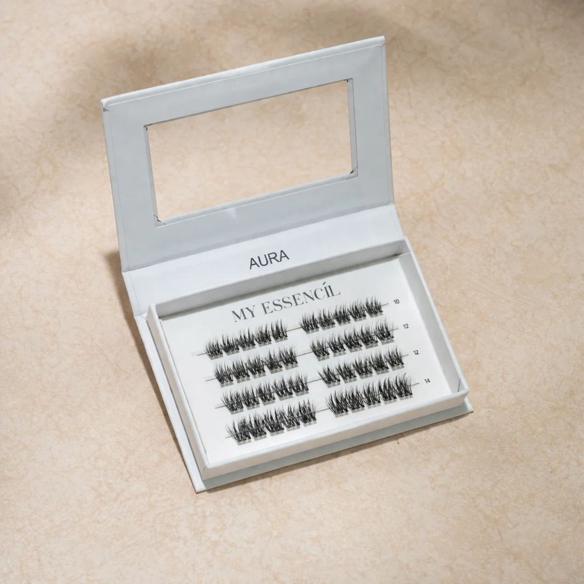 Coffret AURA MyEssencìl fermé avec fenêtre transparente sur fond beige
