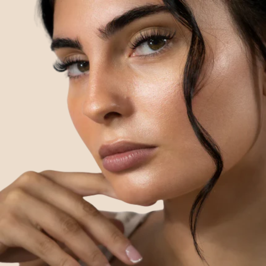 Cliente portant les faux cils press-on MyEssencìl
