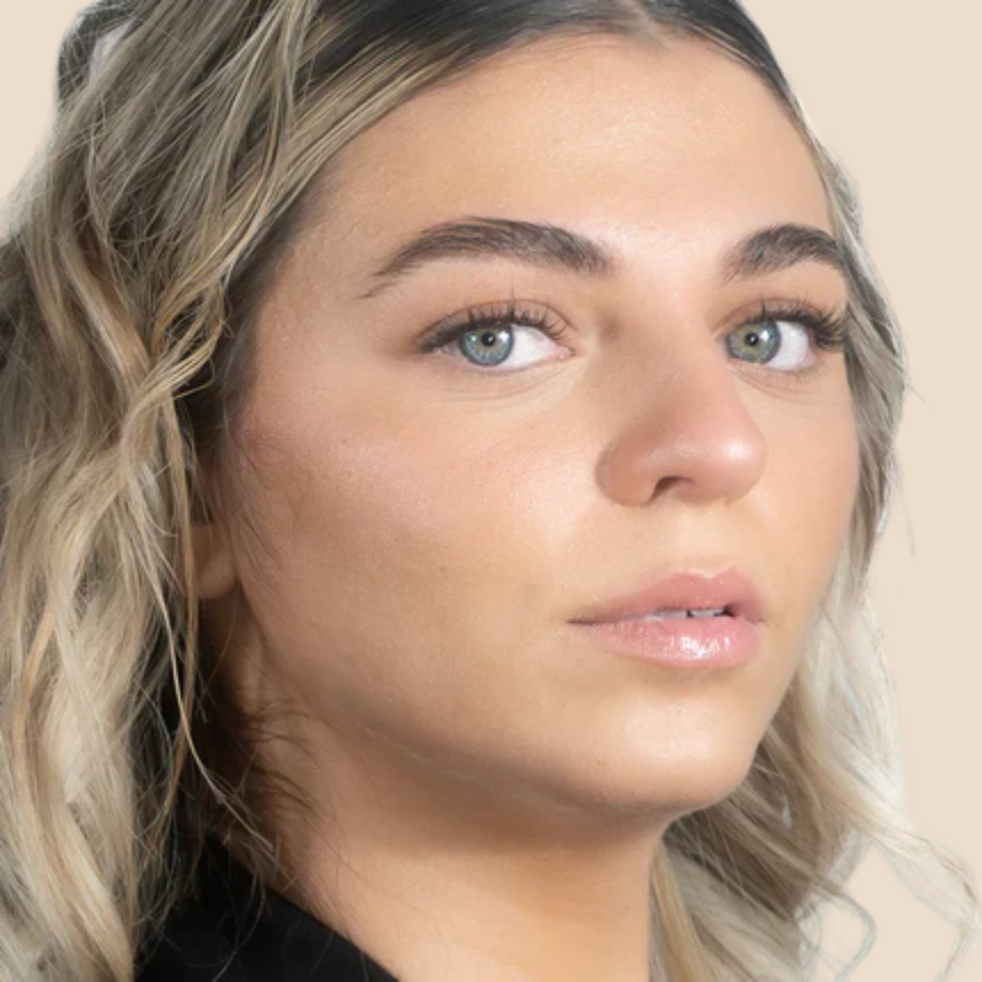 Cliente portant les faux cils press-on MyEssencìl