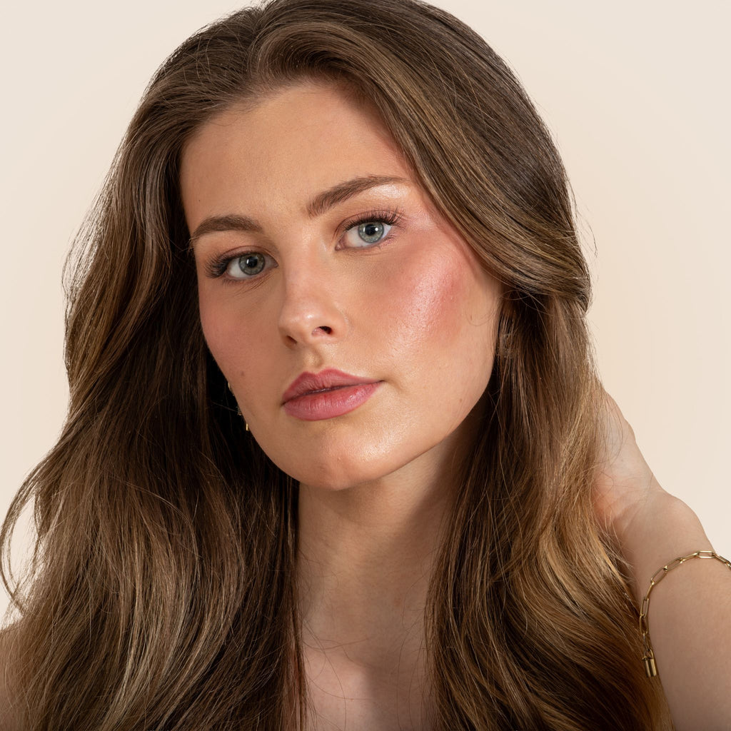 Femme aux cheveux ondulés portant les demi-cils EASY, regard naturel