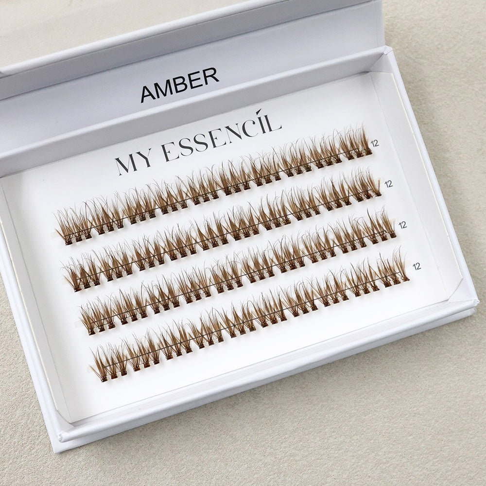Faux cils précollés AMBER marron clair alignés dans leur boîte