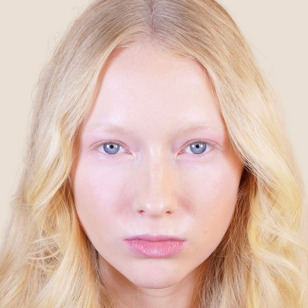 Avant la pose des faux-cils press-on AMBER - FAUX CILS PRESS ON MARRON LEGER