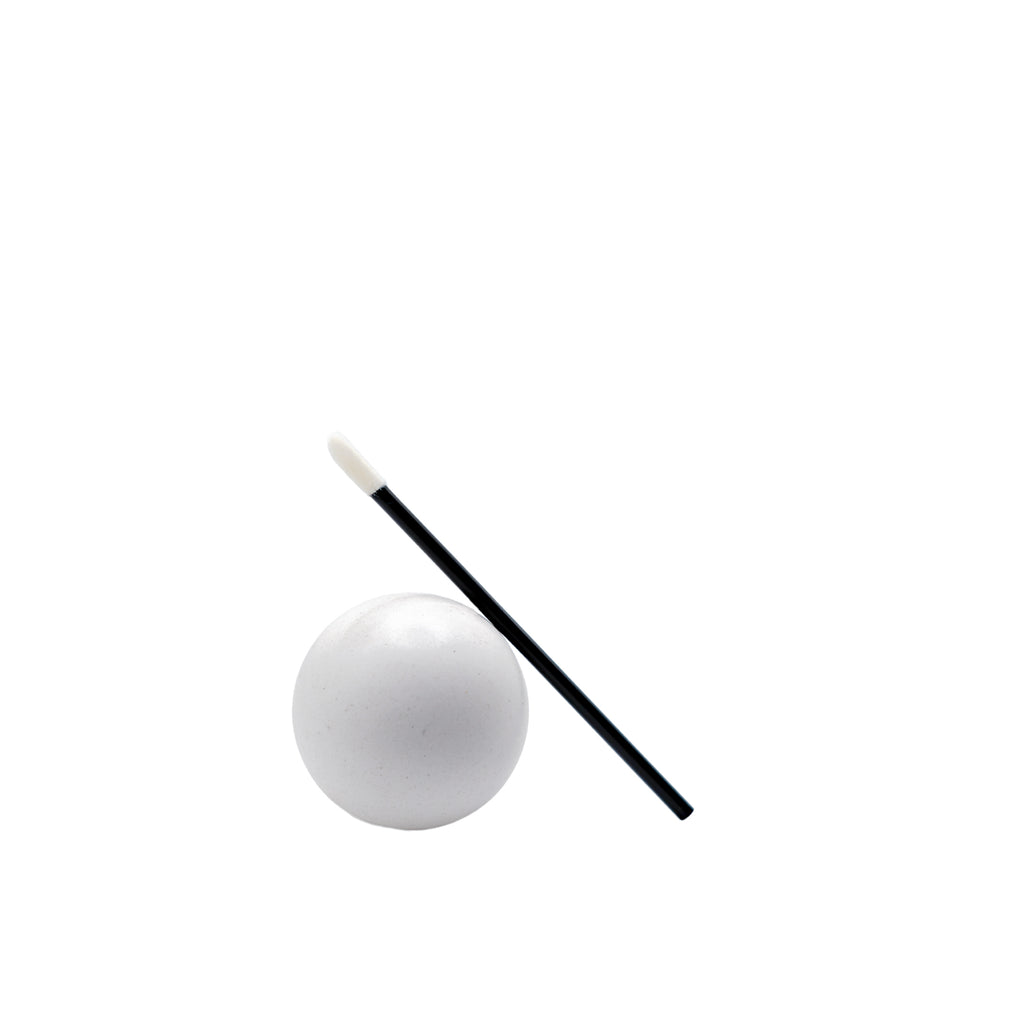 Bâtonnet nettoyant pour cils et boule de mousse sur fond blanc