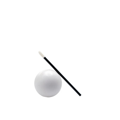 Bâtonnet nettoyant pour cils et boule de mousse sur fond blanc