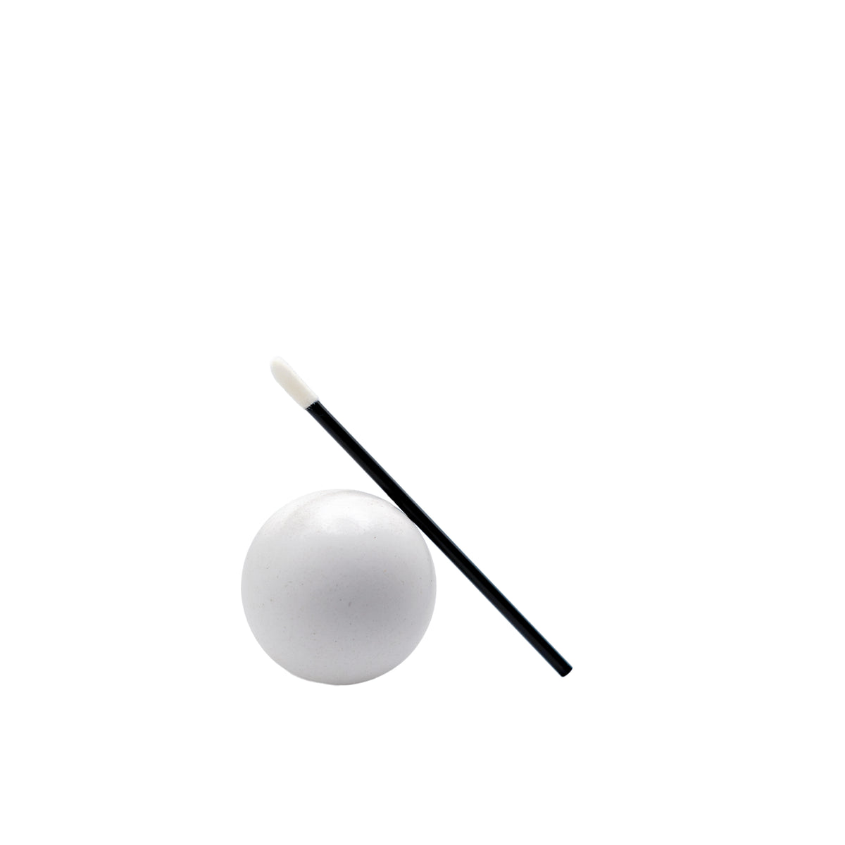 Bâtonnet nettoyant pour cils et boule de mousse sur fond blanc