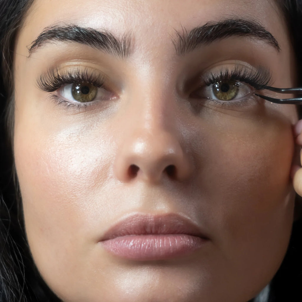 Femme brune de face, regard ouvert grâce aux faux cils press-on PURE