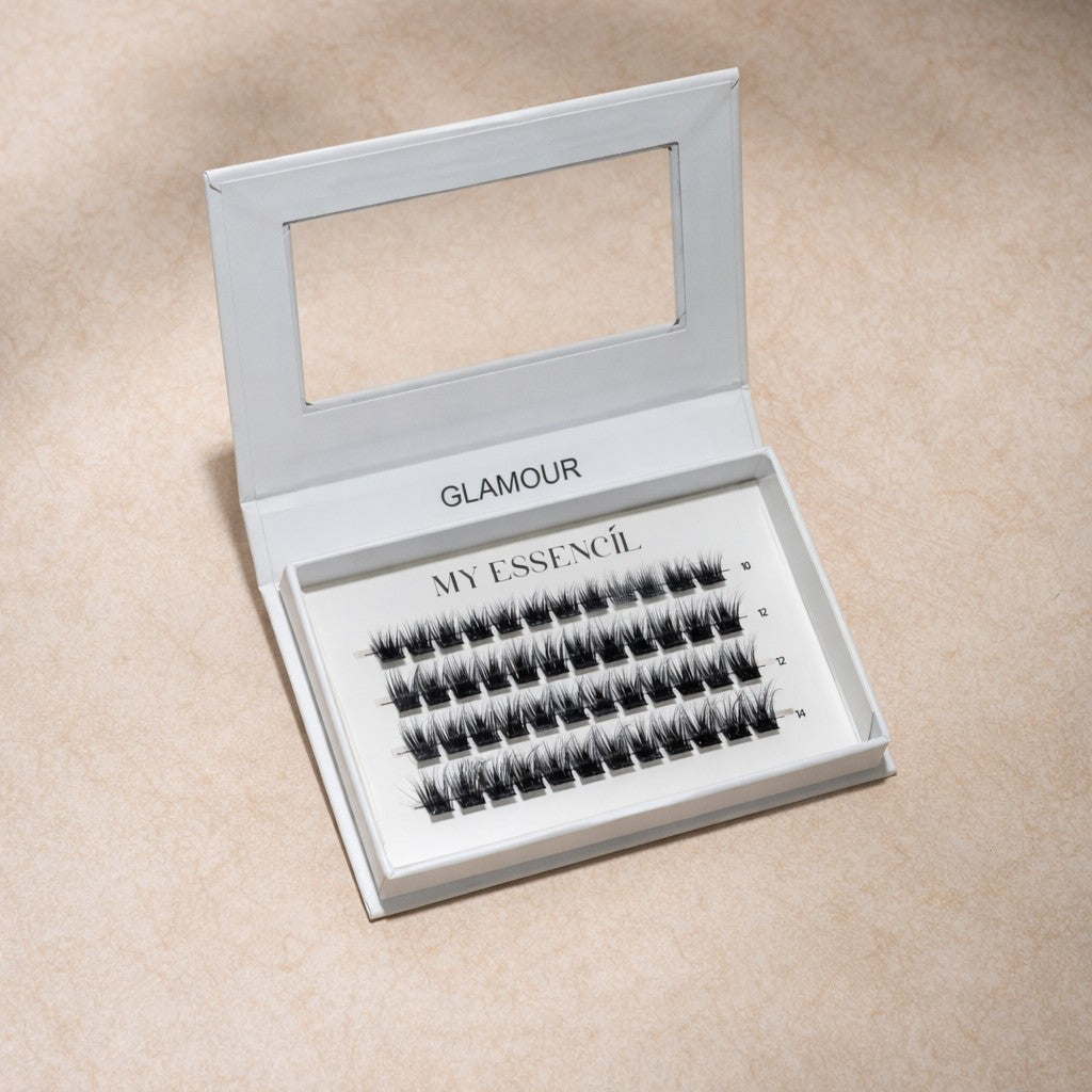 Coffret GLAMOUR MyEssencìl à fenêtre posé sur fond beige