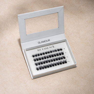 Coffret GLAMOUR MyEssencìl à fenêtre posé sur fond beige