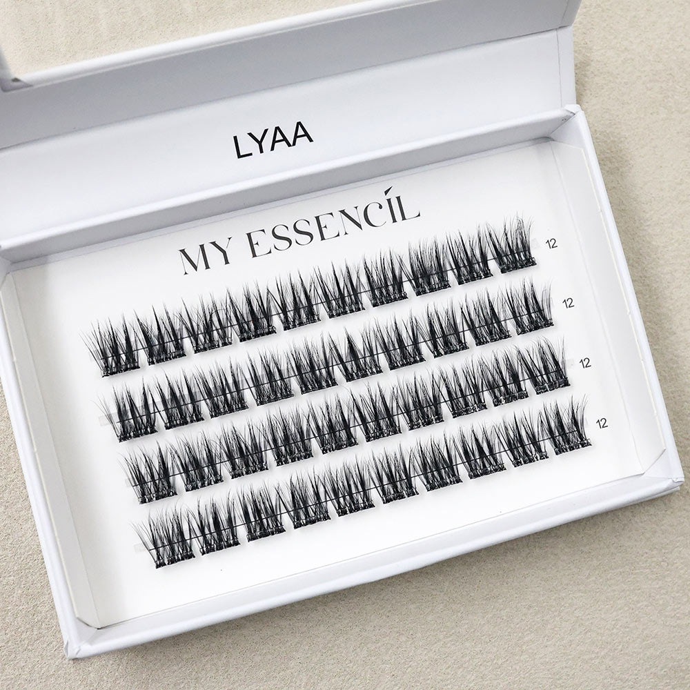 Faux cils LYAA en gros plan dans leur boîte blanche