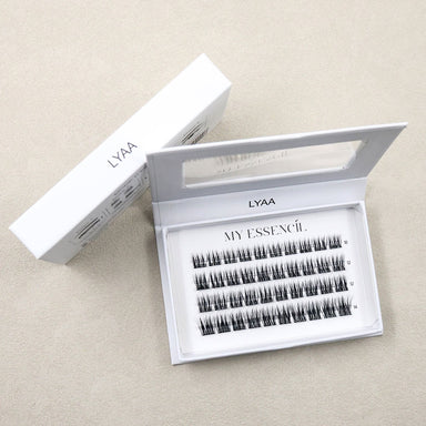 Coffret LYAA ouvert et son étui sur fond gris clair