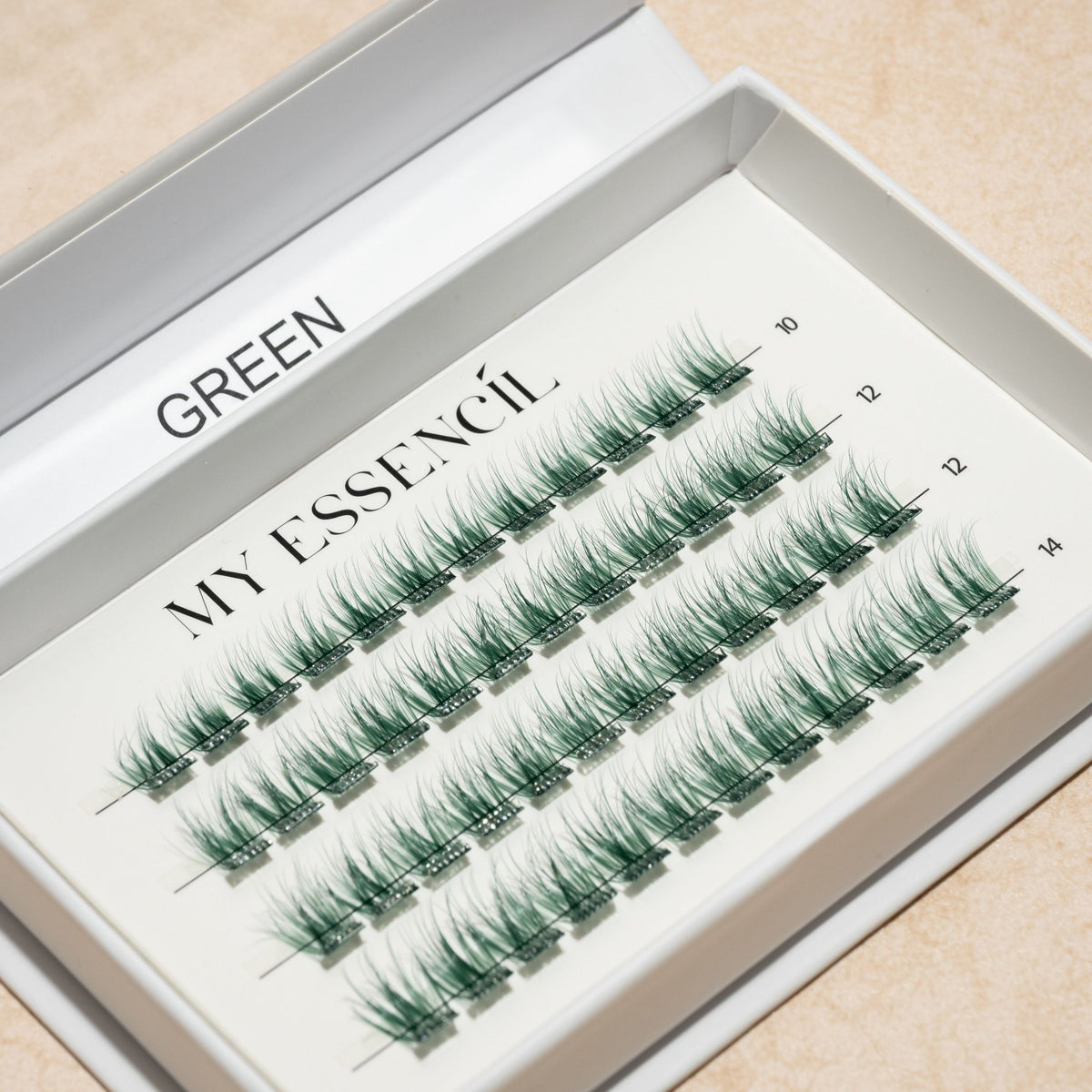 Clusters de faux cils verts Green alignés dans leur boîte