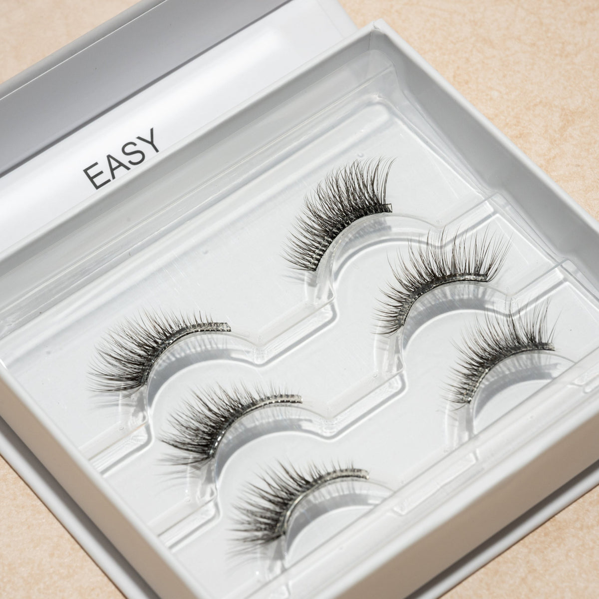 Boîte EASY MyEssencìl ouverte, 3 paires de demi-cils précollés