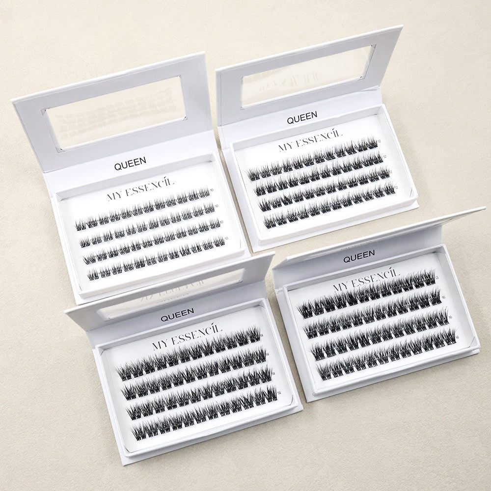 Quatre coffrets QUEEN ouverts réunis sur fond beige