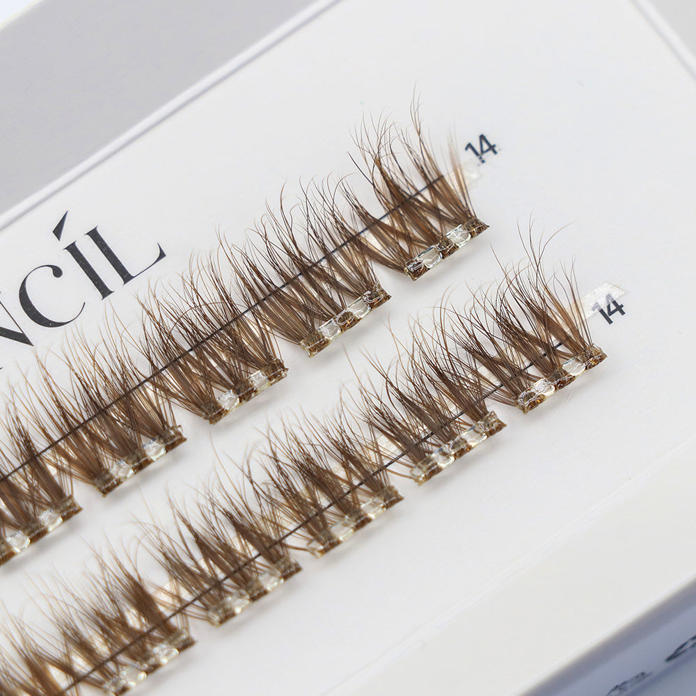 Faux cils marron AMBER taille 14 mm en gros plan