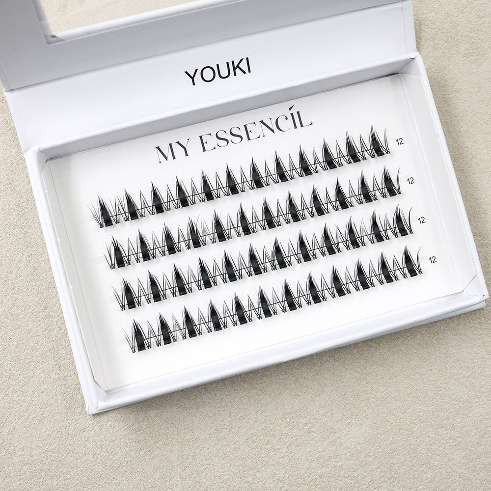Faux cils précollés YOUKI vus de face, clusters effilés