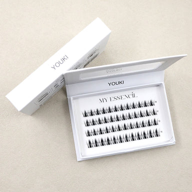 Coffret YOUKI ouvert et son étui sur fond gris clair