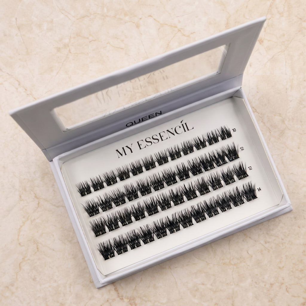 Coffret QUEEN ouvert à fenêtre posé sur un plan en marbre