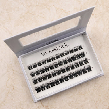 Coffret QUEEN ouvert à fenêtre posé sur un plan en marbre