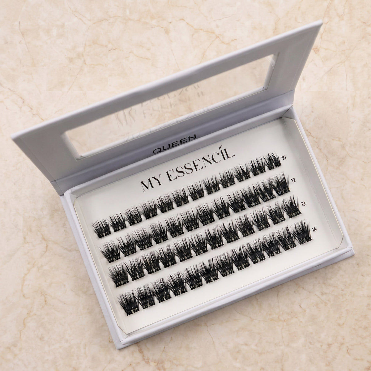Coffret QUEEN ouvert à fenêtre posé sur un plan en marbre