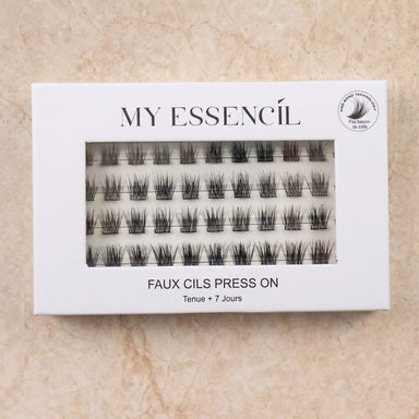 Boîte de faux cils press-on MAYA fermée sur fond marbre beige