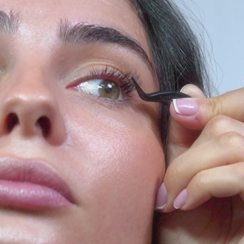 Étape 3 : Placer le faux cil sous vos cils naturels sans toucher la muqueuse