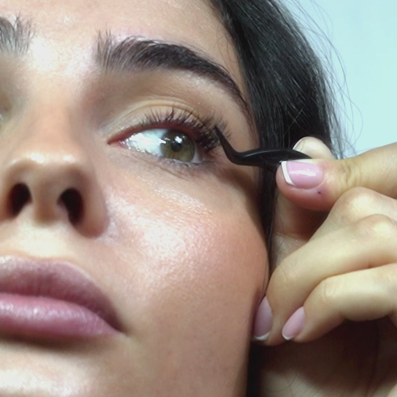 Placement : placer sous vos cils naturels : Appliquez délicatement chaque faux cil sous la base de vos cils naturels, à environ 1 mm de la muqueuse pou...