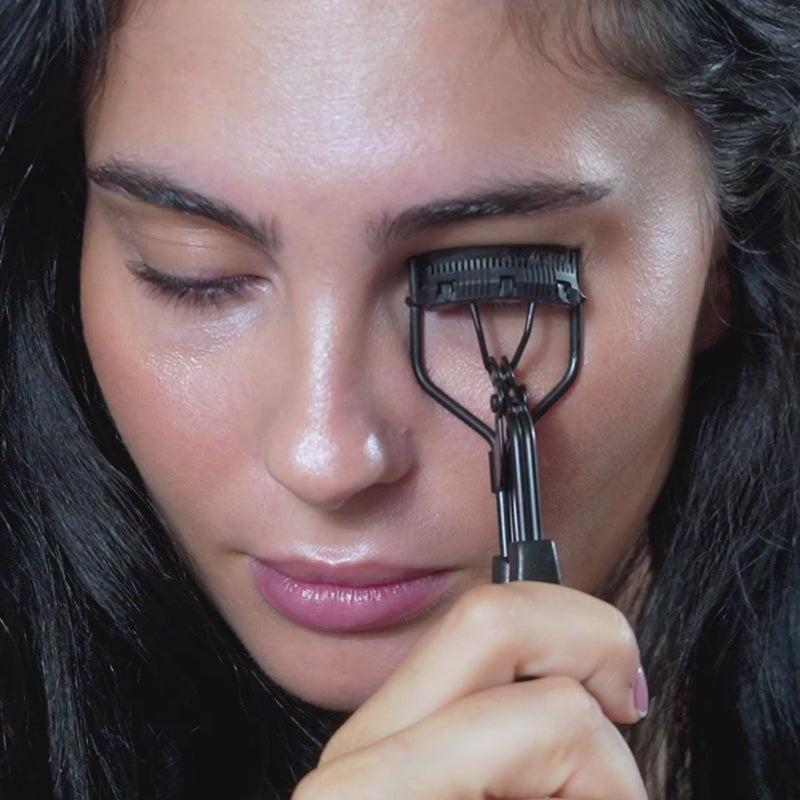 Étape 1 : Utiliser un recourbe-cils. Veillez à nettoyer vos faux cils avant application