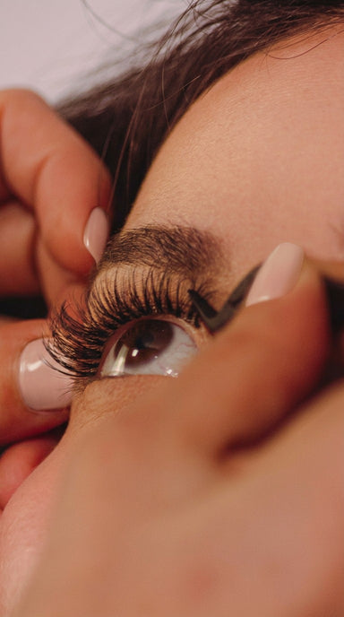 Pince MyEssencìl ajustant les faux cils au ras des cils naturels