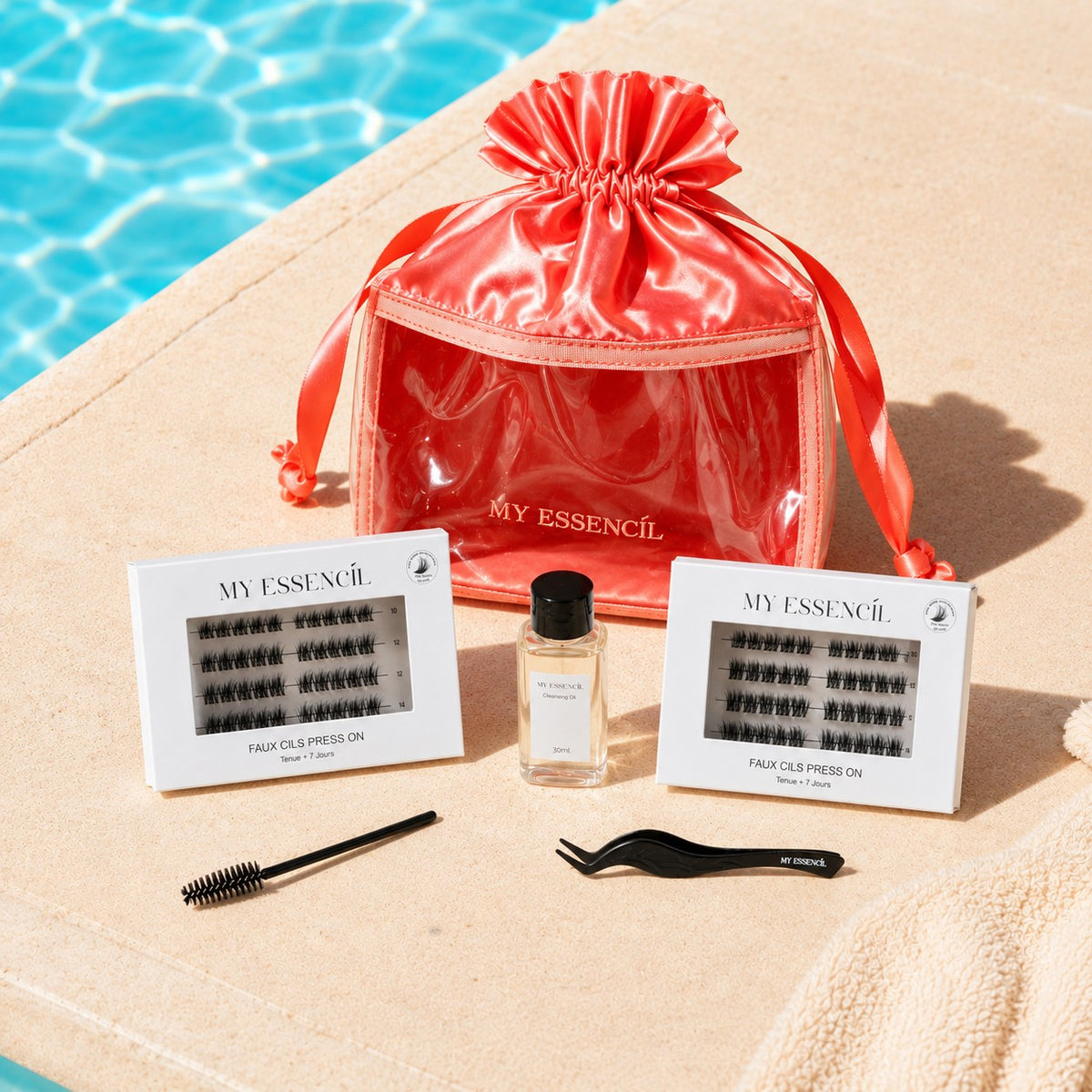 Mini sac vanity rose au bord d'une piscine avec faux cils, pince et huile